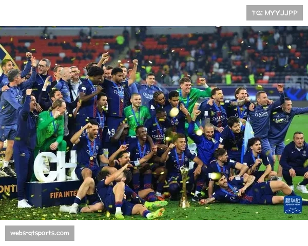 洲际杯颁奖仪式：巴黎圣日耳曼众将轮流亲吻奖杯瞬间