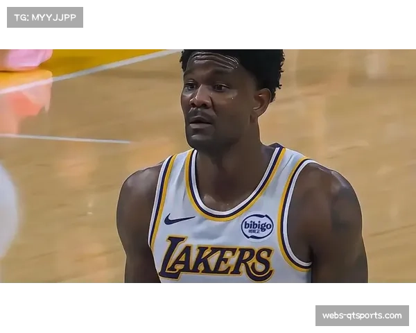 艾顿空篮不进随后拼抢失误，湖人错失扩大优势机会