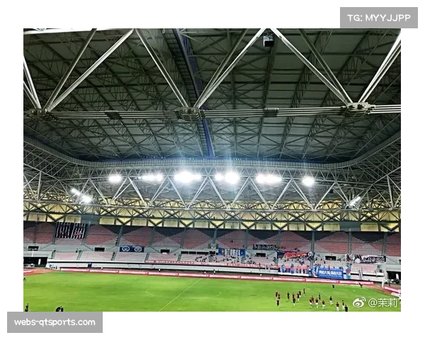 为应对可能的恶劣天气，部分球场已启用顶棚闭合系统